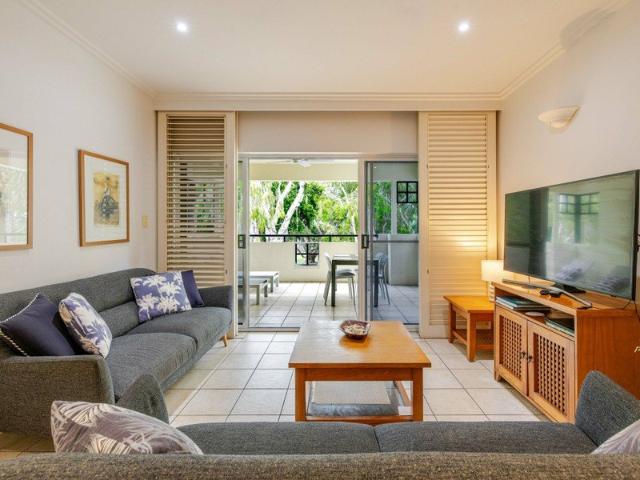 CONTEMPORARY APARTMENT MERE STEPS TO THE BEACH