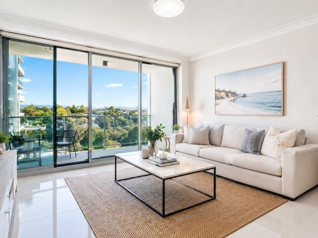 CONTEMPORARY APARTMENT ON THE GOLDEN TRIANGLE