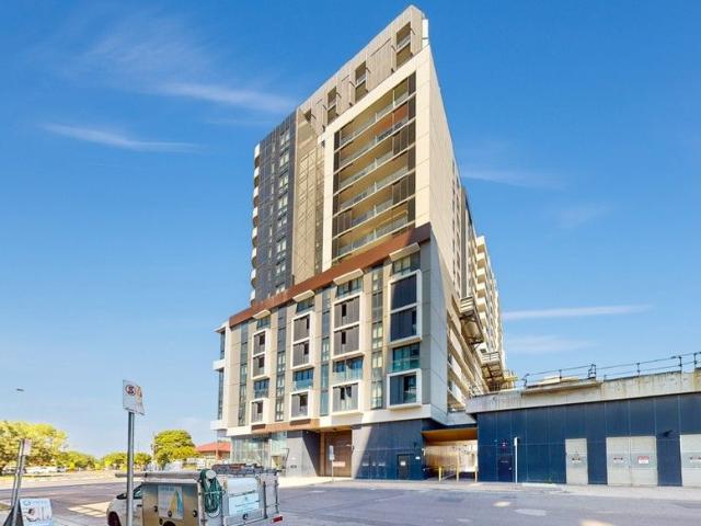 Contemporary Apartment Boasting Spectacular Docklands Views