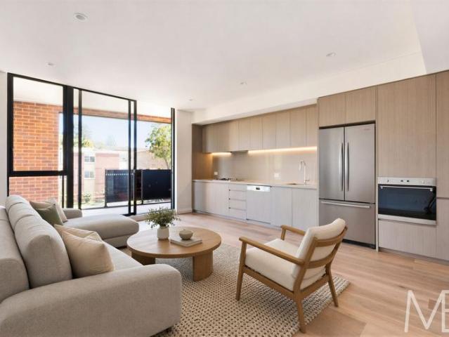 Contemporary Apartment Stroll To Rail