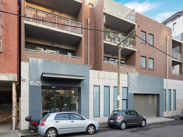 Contemporary apartment with city fringe convenience