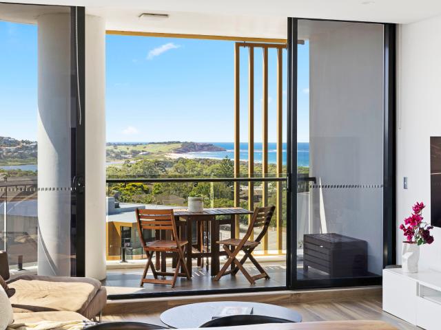 Contemporary apartment with panoramic ocean and district vista