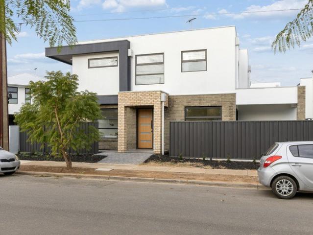 Contemporary Architecturally Designed Townhouse Between the City & the Bay