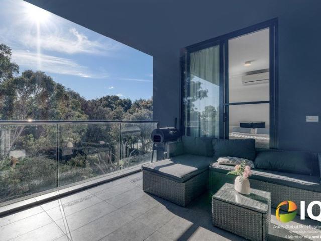 Contemporary Bottleyard Living Overlooking Robertson Park