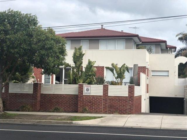 Contemporary Bayside Living at Its Finest