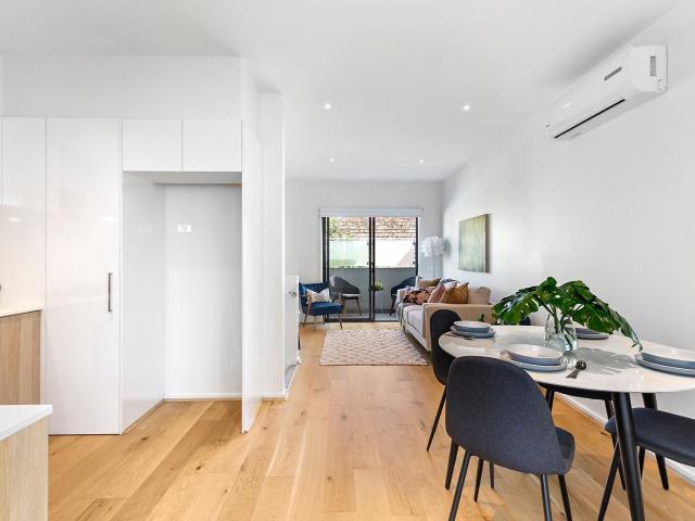 Contemporary Bayside Living with Style and Convenience