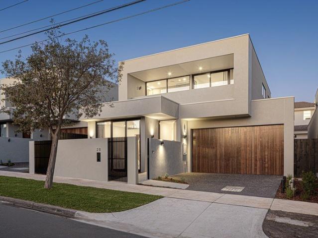 Contemporary Bayside Luxury with Impressive Scale
