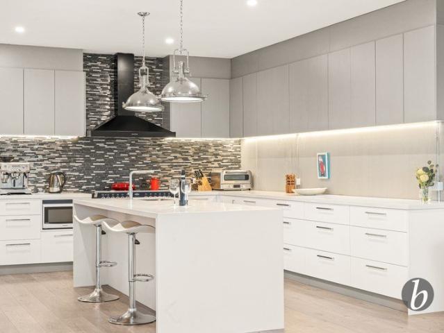 Contemporary Bayview Living Above It All
