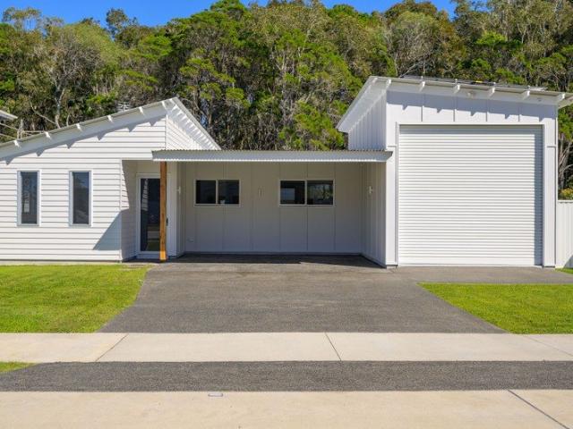 CONTEMPORARY BEACH HOUSE WITH BOAT/CARAVAN LOCKUP
