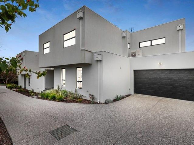 Contemporary Beachside Luxury with views of the bay & Mt Martha