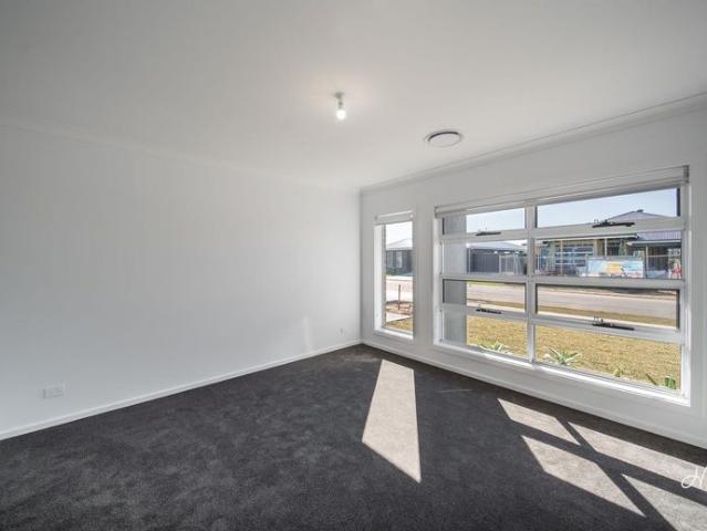 CONTEMPORARY BRAND NEW 4 BEDROOM HOME AVAILABLE NOW IN BELLBIRD