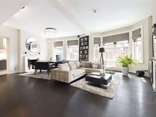 Contemporary, bright third floor flat located on Knightsbridge Green close to Hyde Park. The property benefits from bright south facing rooms, air conditioning and 24 hour porter