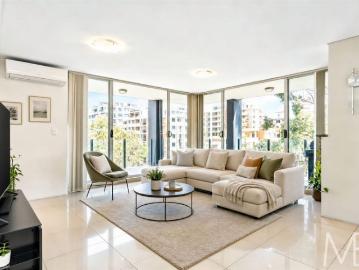 Contemporary & Bright Unit In Convenient Location