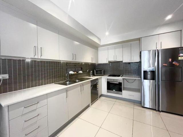 Contemporary Bright Well Maintained 3 Bedder 3 Storey Townhouse| Top level self contained master room