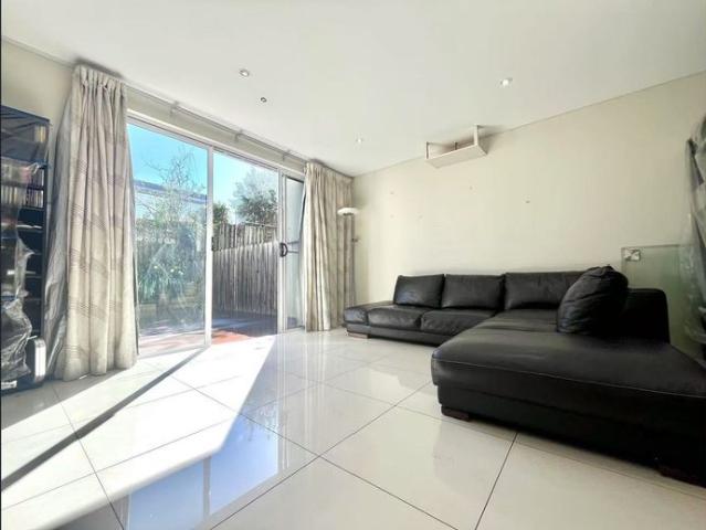 Contemporary Bright Well Maintained 3 Bedder 3 Storey Townhouse| Top level self contained master room