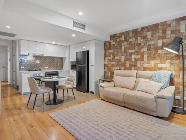 Contemporary Ground Floor Apartment with Separate Study
