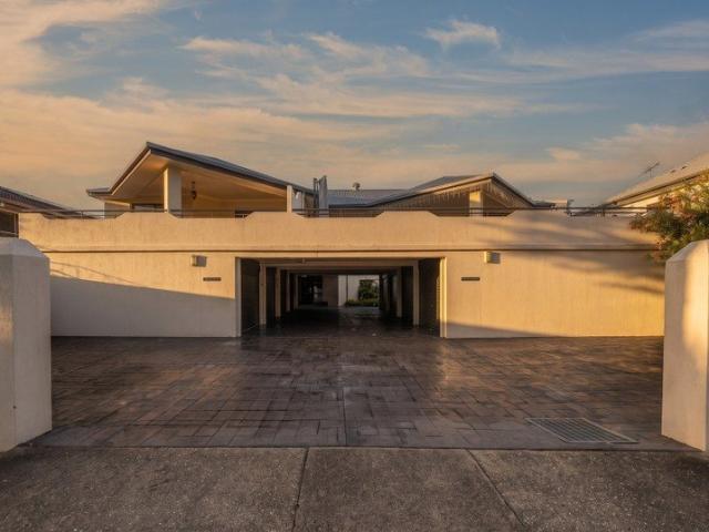 Contemporary Ground Floor Living with Courtyard Appeal in Hawthorne