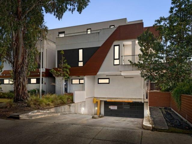 Contemporary Ground Floor Living Near Monash University