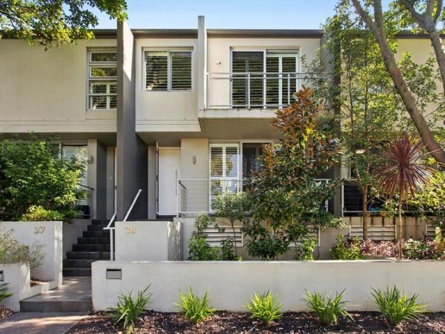 Contemporary Designer Townhouse Offering Space, Style & Convenience