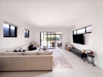 Contemporary Duplex with Spacious Interiors and Outdoor Entertaining in a Prime Location
