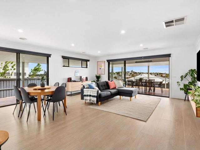 Contemporary Entertainer Offers the Ultimate Coastal Lifestyle