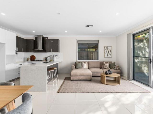 Contemporary Ease Between the City and Coast
