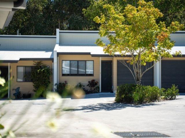 Contemporary, Easy Care Living Close to Town