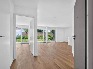 Contemporary elegance and private garden just a stone’s throw from the lake