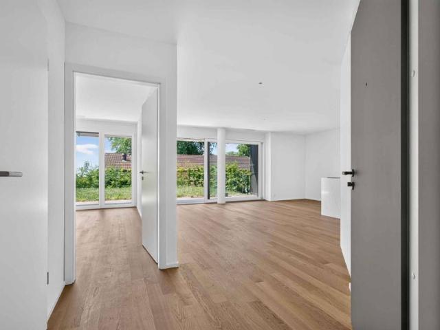 Contemporary elegance and private garden just a stone’s throw from the lake