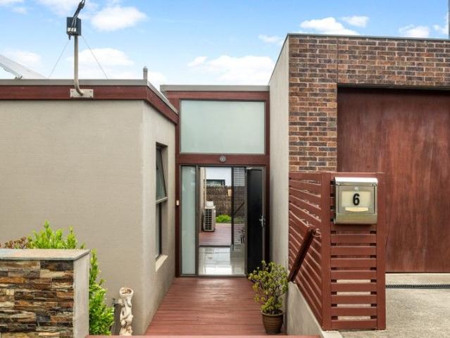 Contemporary elegance by the river