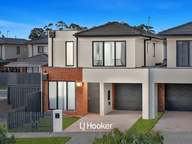 Contemporary Elegance & Effortless Living in the Sought After Casey Green Estate