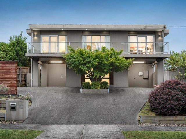 Contemporary Elegance, Expansive Living & Breathtaking Mountain Views