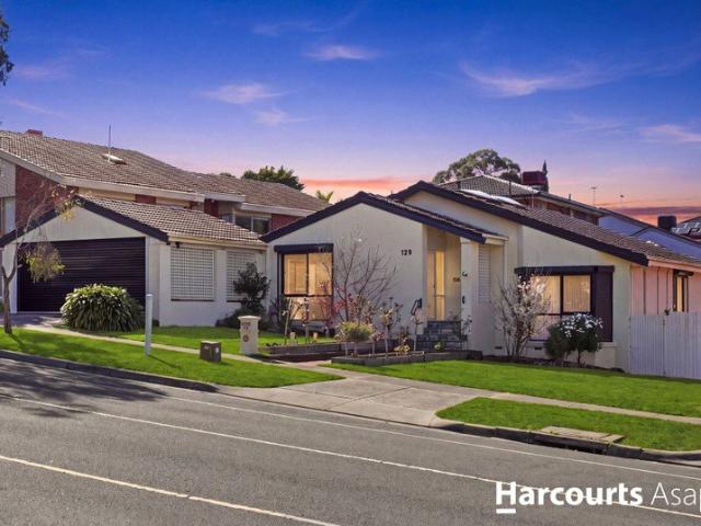 Contemporary Elegance in a Peaceful Wheelers Hill Setting