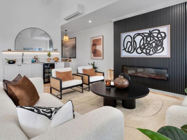 Contemporary elegance in a prime location of Burleigh Heads