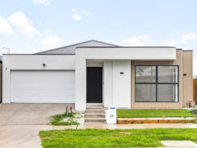 Contemporary Elegance in a Prime Mickleham Location
