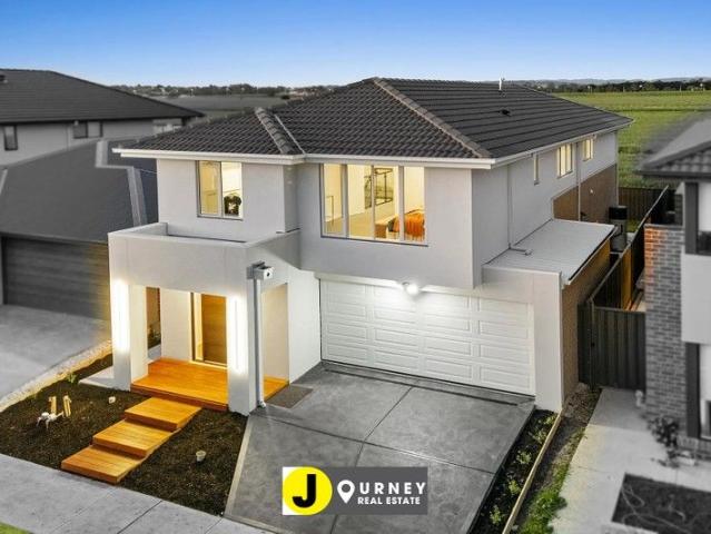 Contemporary Elegance in a Sought After Lakeside Pocket!