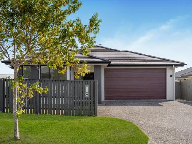 Contemporary Elegance in Arundel's Prestigious Flametree Estate!