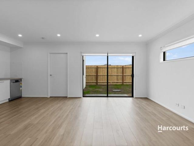 Contemporary Elegance in the Heart of Officer!