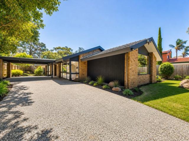 Contemporary Elegance on a Generous 869m² Allotment in Wheelers Hill