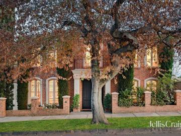 Contemporary elegance on the peak of Park Street