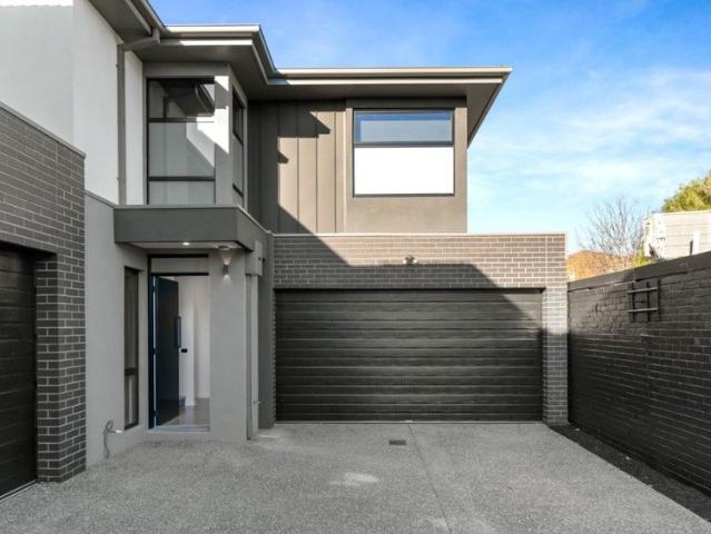 CONTEMPORARY ELEGANCE WITH TWO ENSUITES