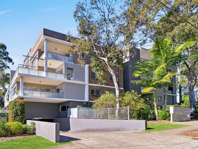 Contemporary Elegance with Ultimate Walk to Rail Convenience