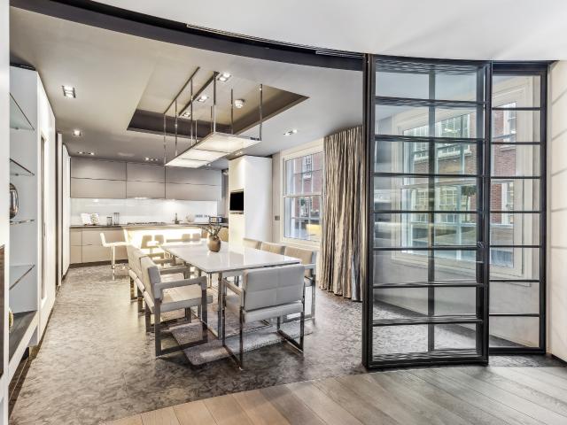 Contemporary four bedroom apartment in Mayfair