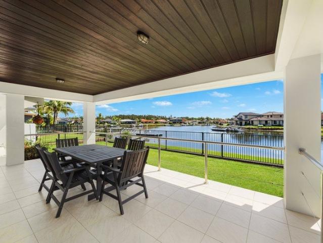 Contemporary family oasis with direct access to the quays