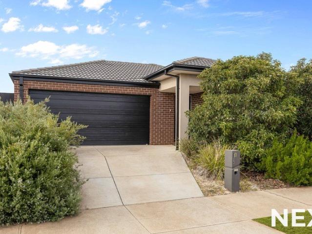Contemporary Family Comfort in the Heart of Brookfield