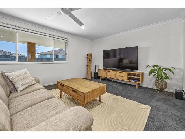 CONTEMPORARY FAMILY HAVEN IN CLIFTLEIGH MEADOWS!