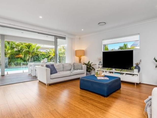 CONTEMPORARY FAMILY HOME 500M FROM THE BEACH