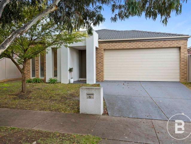 CONTEMPORARY FAMILY HOME IN A PRIME LOCATION