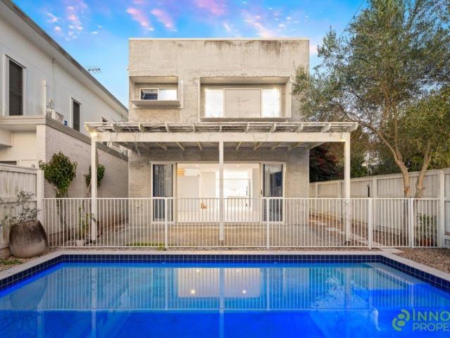 Contemporary Family Home With Sweeping Mountain Views, A Sparkling Pool & Ultra Convenient Location!