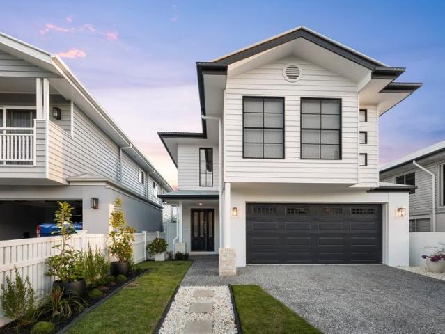 CONTEMPORARY FAMILY LUXURY IN THE HEART OF HENDRA